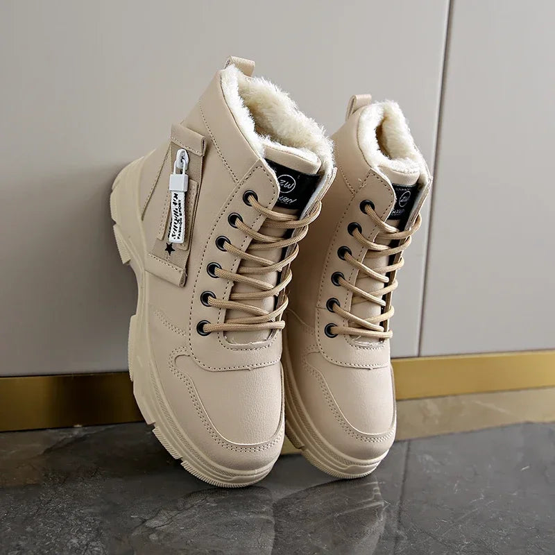 Bota Feminina de Cano Curto com Solado Grosso Forro Aveludado Estilo Casual Esportivo – (Promoção de Inverno 2025)