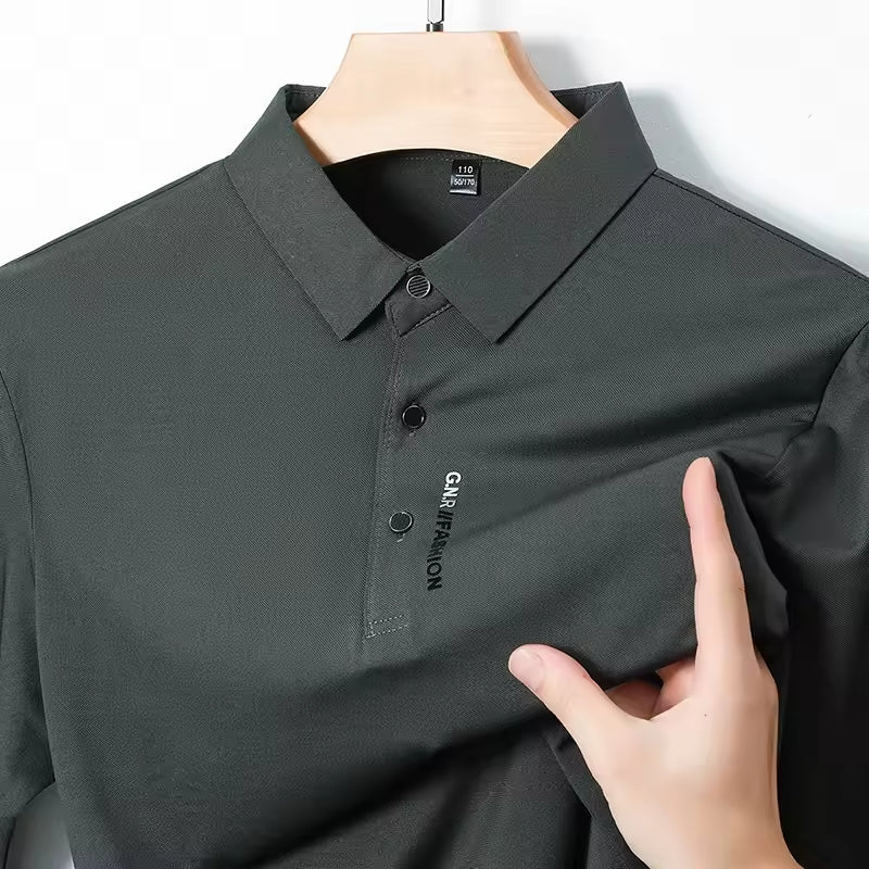 [PAGUE 2 LEVE 3] Camisa Polo Manga Longa Casual Patrick em Seda Gelo, Poliéster e Elastano + BRINDES: 2 Calças e Cinto