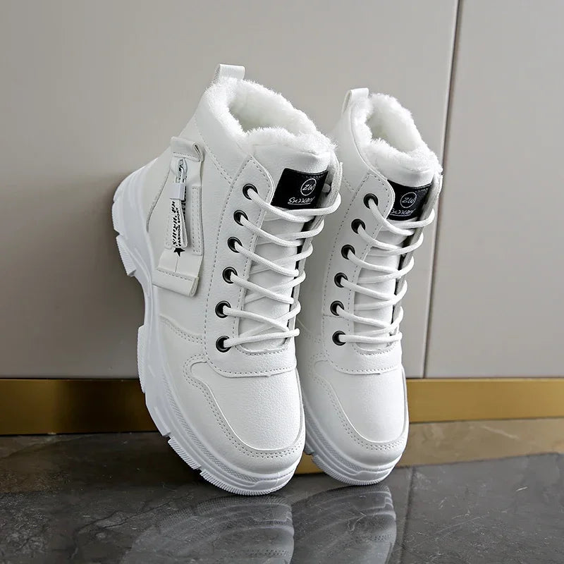 Bota Feminina de Cano Curto com Solado Grosso Forro Aveludado Estilo Casual Esportivo – (Promoção de Inverno 2025)