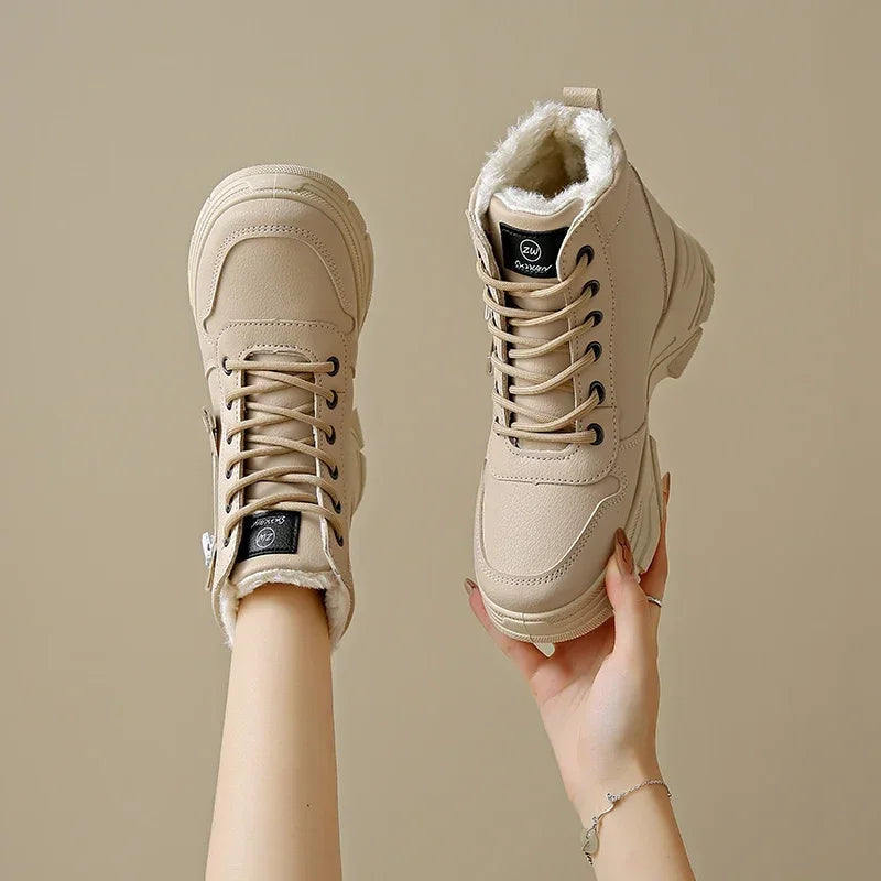 Bota Feminina de Cano Curto com Solado Grosso Forro Aveludado Estilo Casual Esportivo – (Promoção de Inverno 2025)